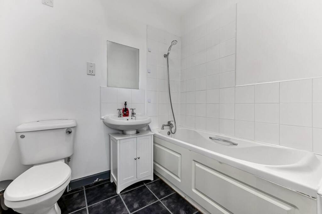 Large Group & Contractor Booking! Duplex W/Parking Μίλτον Κέινς Εξωτερικό φωτογραφία