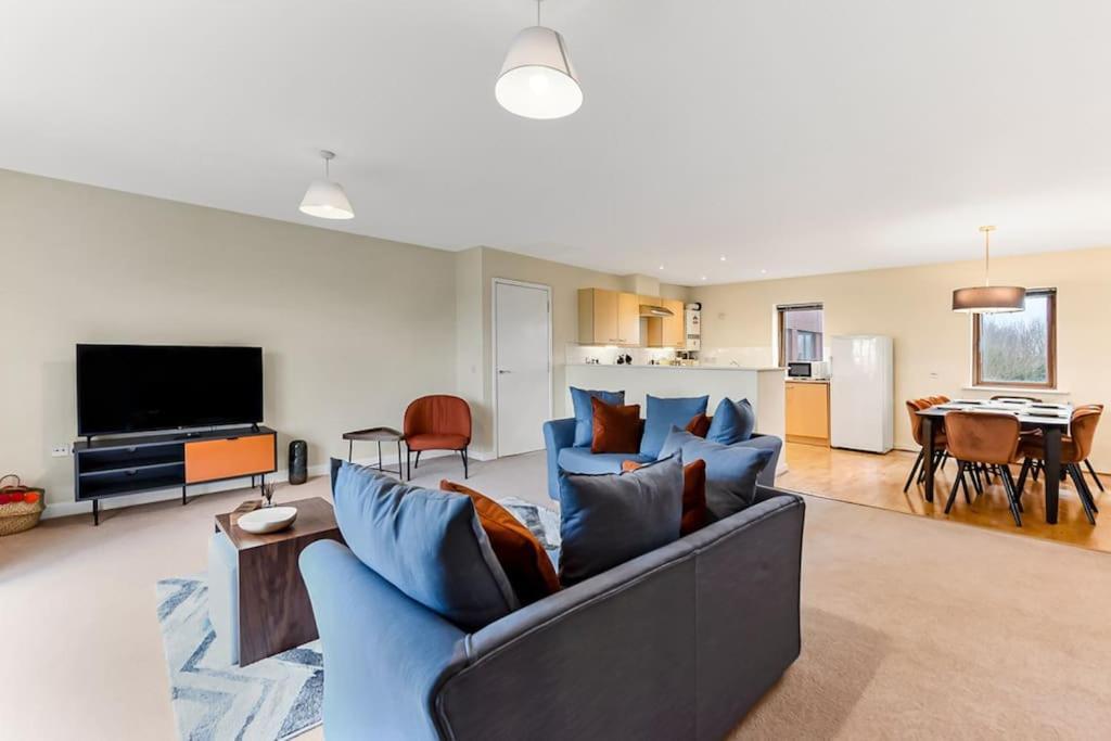 Large Group & Contractor Booking! Duplex W/Parking Μίλτον Κέινς Εξωτερικό φωτογραφία